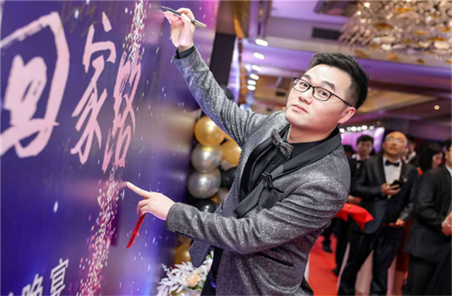 【高光“疫”事】勇敢逆行的特殊“网约车”——d88尊龙z690后，用信念打通生命运输线