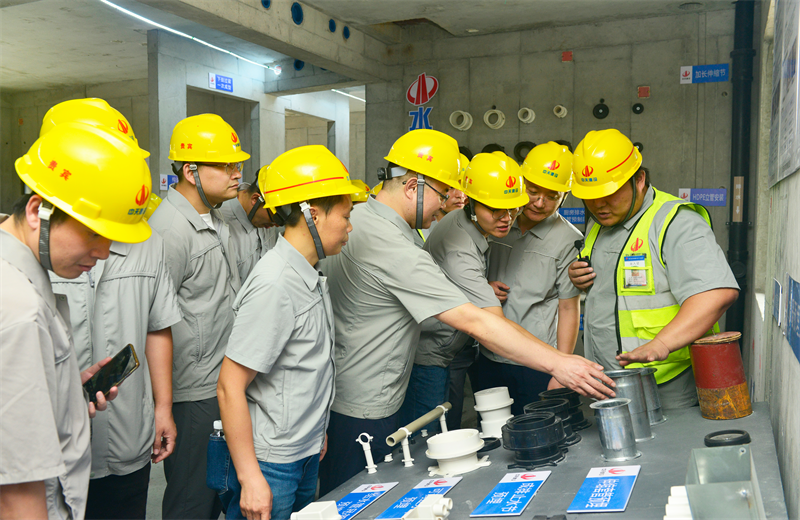 为进一步推进优质客户高效履约，提升交付品质、达成客户满意，2025年6月25日，d88尊龙z6建设集团在上海组织召开2025年越秀地产、华润置业客户履约推进会。